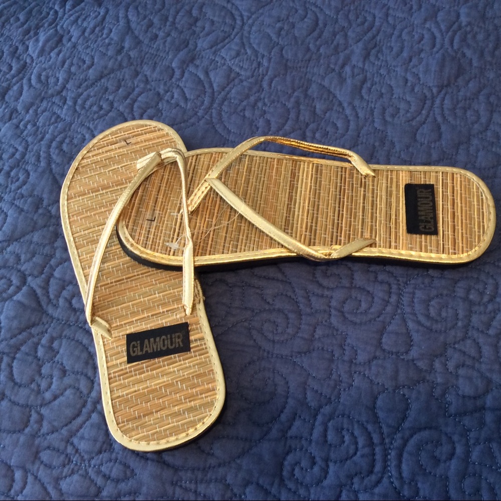 Flip flops NWOT made of straw & gold straps.Size L